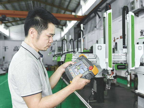 Ruibo tells you: What are the advantages and disadvantages of the five axis servo manipulator in the injection molding industry compared to the three axis servo manipulator?
